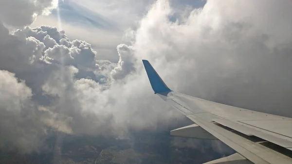 Vue de l'aile de l'avion par la fenêtre sur le ciel nuageux backgroun — Photo