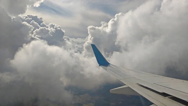 흐린 하늘 백그룬의 창 밖으로 비행기 날개 보기 — 스톡 사진