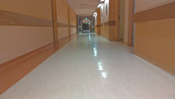 Szpital. Długi korytarz szpitalny — Zdjęcie stockowe