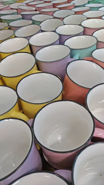Железные чашки в пастельных тонах и цветах. Винтажные чашки для te — стоковое фото