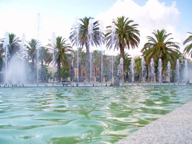 İspanya'da çeşme ve palmiye ağaçları. Yaz neşeli manzara