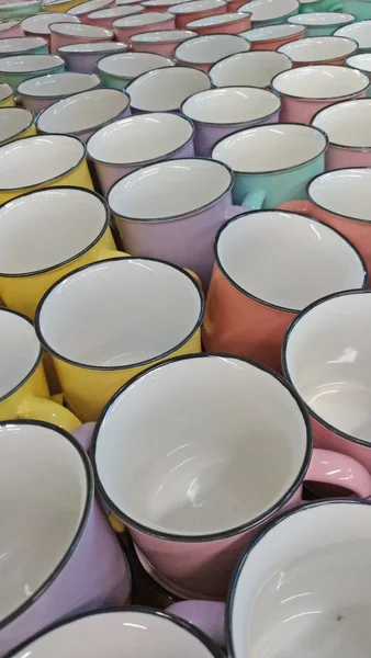 Железные чашки в пастельных тонах и цветах. Винтажные чашки для te — стоковое фото