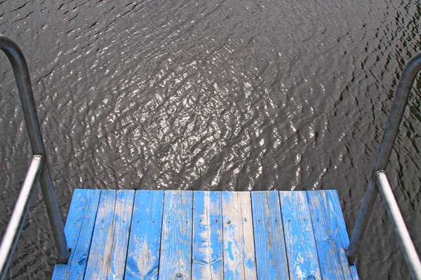 Дерев'яна синя дошка або міст для стрибків у воду — стокове фото