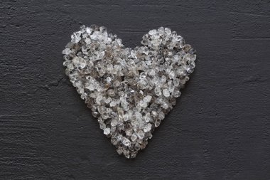 Taşların kalbi, aşkım. Siyah arka plan üzerine dağınık elmaslar. R