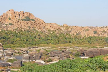Hampi köyünde Tungabhadra nehri. Büyük taş. Tropikal e