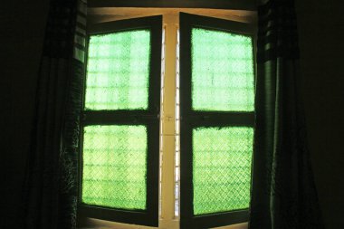 Çiçek veya geometrik pa ile eski vintage cam yeşil pencereler