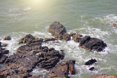 Deniz ve kayalar üst görünümü. Hindistan, Goa