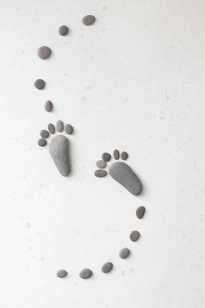 Fußabdrücke aus Steinen. Glückliche Füße. Stein wie ein Fuß angeordnet — Stockfoto