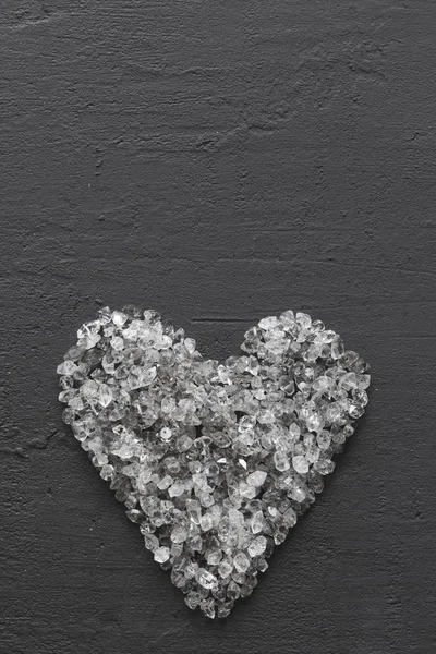 Hjärta av stenar, kärlek. Spridda diamanter på svart bakgrund. R — Stockfoto