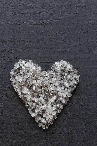 Herz aus Steinen, Liebe. verstreute Diamanten auf schwarzem Hintergrund. r — Stockfoto