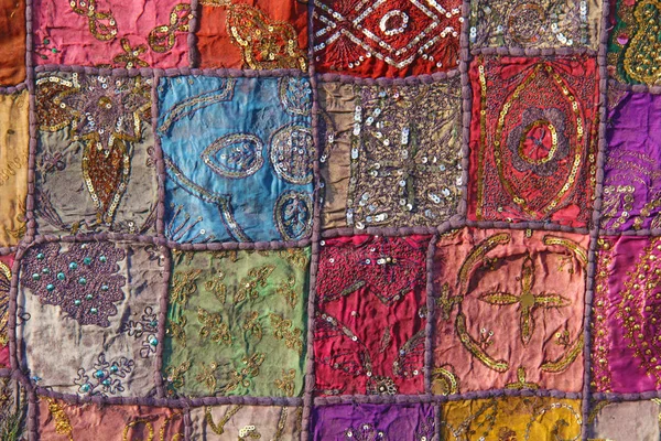 Patchwork de indio. India bordado cuadrados de colores. Brillante mu — Foto de Stock