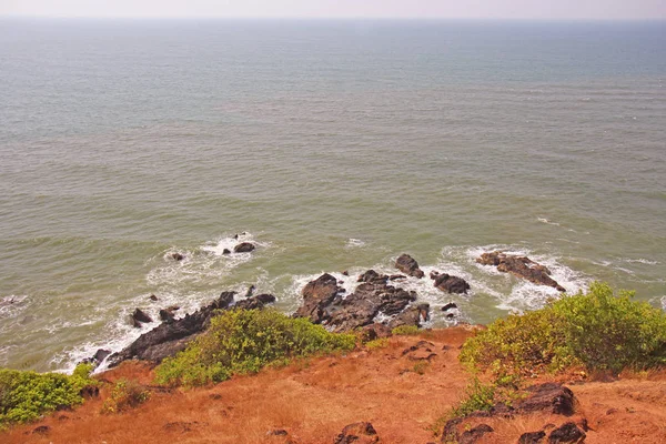 Topp utsikt över havet och klipporna. Indien, Goa — Stockfoto