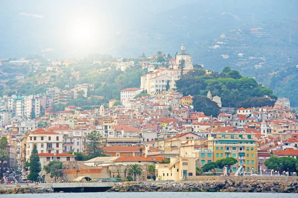 Ciudad de San Remo, Italia, vista desde el mar . — Foto de Stock