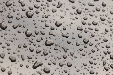 Arabanın Kaputuna Yağmur damlaları veya Su Damlaları. Yağmur Damlaları o