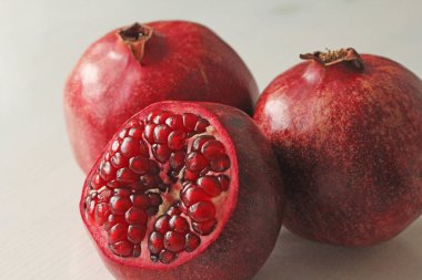 Büyük Olgun Kırmızı Granets veya Garnets. Kırmızı Olgun Nar Meyveler 