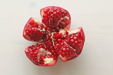 Büyük olgun kırmızı Granet veya Garnet. Üzerinde kırmızı olgun nar meyve