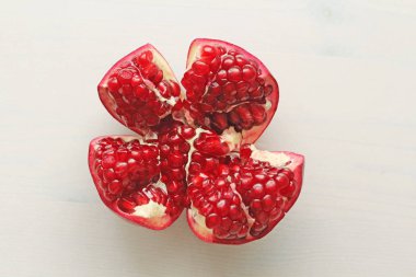 Büyük olgun kırmızı Granet veya Garnet. Üzerinde kırmızı olgun nar meyve