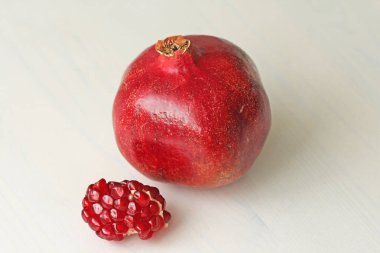 Büyük Olgun Kırmızı Granets veya Garnets. Kırmızı Olgun Nar Meyveler 