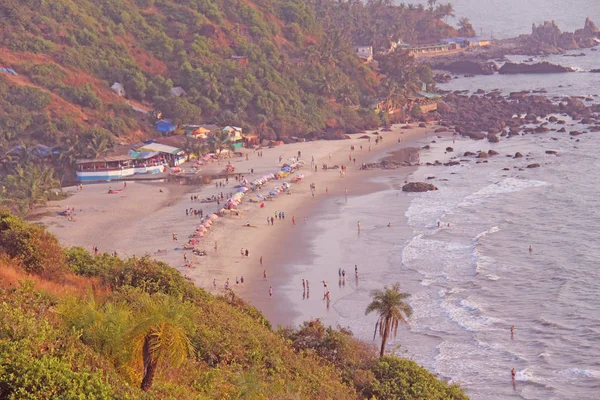 Pessoas na praia. Vista do topo da praia Vagator, Ind — Fotografia de Stock