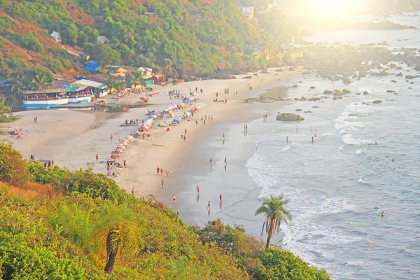 Des gens sur la plage. Vue du haut de la plage Vagator, Ind — Photo