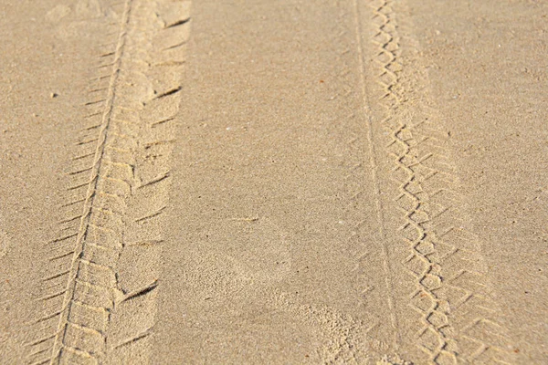 Spuren auf dem Sand von einem Motorrad oder Motorrad. Spuren aus — Stockfoto