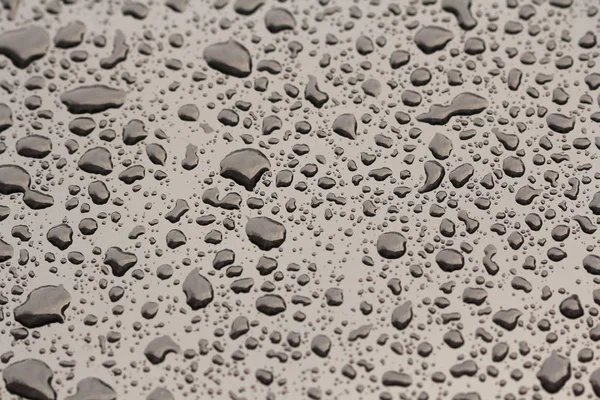 Droppar av regn eller vatten droppe på huven på bilen. Regndroppar o — Stockfoto