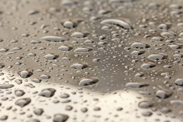 Tetes Hujan atau Air Drop pada Hood of the Car. Hujan Tetes o — Stok Foto
