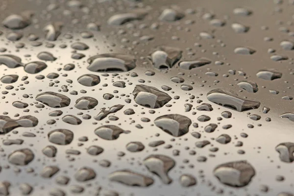 Krople deszczu lub kropla wody na kaptur samochodu. Krople deszczu o — Zdjęcie stockowe