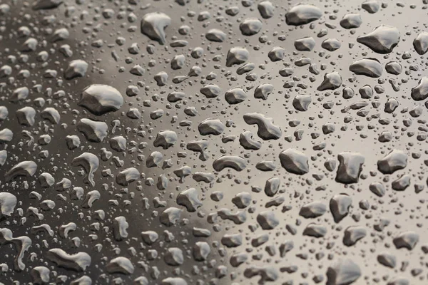 Gocce di pioggia o goccia d'acqua sul cofano dell'auto. Gocce di pioggia o — Foto Stock