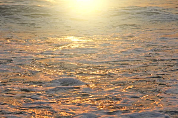Golden and golden sea water at sunset or dawn. Beautiful sea sun — Stock Photo, Image