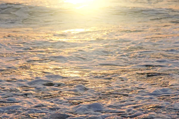 Χρυσαφένιο και χρυσαφί θαλασσινό νερό στο ηλιοβασίλεμα ή την αυγή. Όμορφος ήλιος στη θάλασσα — Φωτογραφία Αρχείου