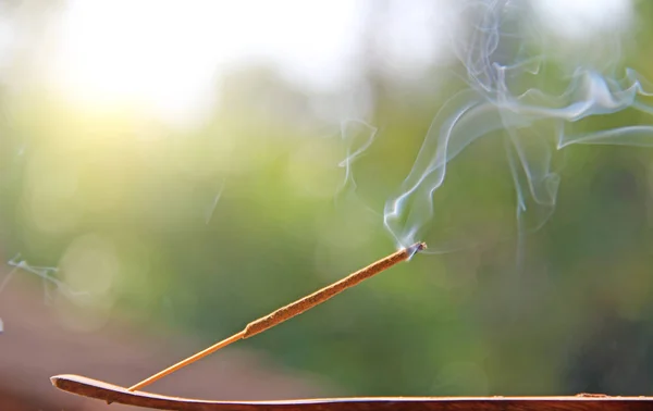 Füstölő kibír és füst a tömjén égő. Gyönyörű füst. B — Stock Fotó