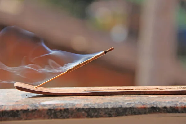 Pau de incenso e fumo da queima de incenso. Belo fumo. B — Fotografia de Stock