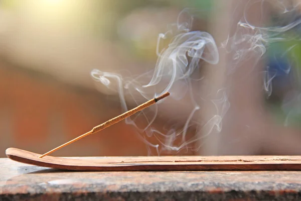 Incense stick and smoke from incense burning. Beautiful smoke. B — Stock Photo, Image