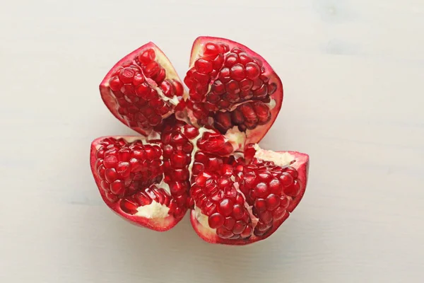 Grote rijpe rode schelpen of Garnet. Vruchten van rode rijpe granaatappel op — Stockfoto