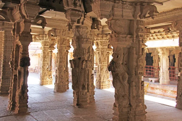 Baixo-relevos de pedra na coluna no Templo de Shiva Virupaksha, Hamp — Fotografia de Stock