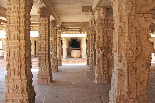 Каменные барельефы на колонне в храме Шива Вирупакша, Хэмп — стоковое фото