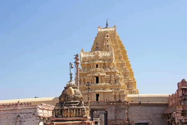 湿婆维罗帕沙寺。印度卡纳塔克邦哈姆皮白色黄色 r — 图库照片
