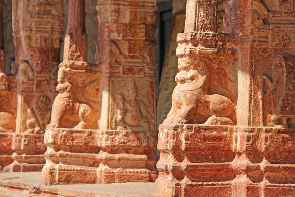 Baixo-relevos de pedra na coluna no Templo de Shiva Virupaksha, Hamp — Fotografia de Stock