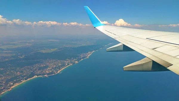 Avião vista de asa fora da janela no céu nublado A Terra — Fotografia de Stock