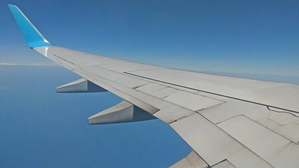 Avião vista asa fora da janela no céu nublado backgroun — Fotografia de Stock