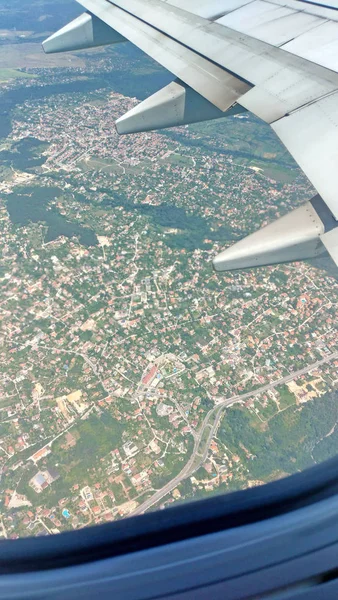 Avião vista de asa fora da janela no céu nublado A Terra — Fotografia de Stock