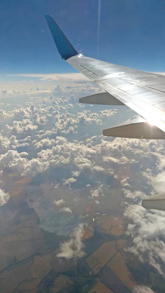 Samolot widok skrzydła z okna na pochmurno niebo oświetlenie tła — Zdjęcie stockowe