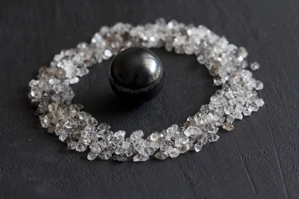 Siyah bir arka plan üzerinde dağınık elmas. Ham elmas ve minin