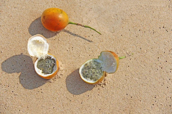 Drie oranje open passievrucht met zaden. Passievrucht groene — Stockfoto