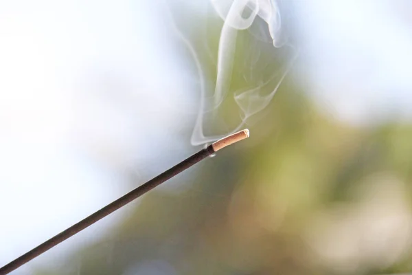 Bâton d'encens et fumée provenant de la combustion d'encens. Belle fumée. B — Photo