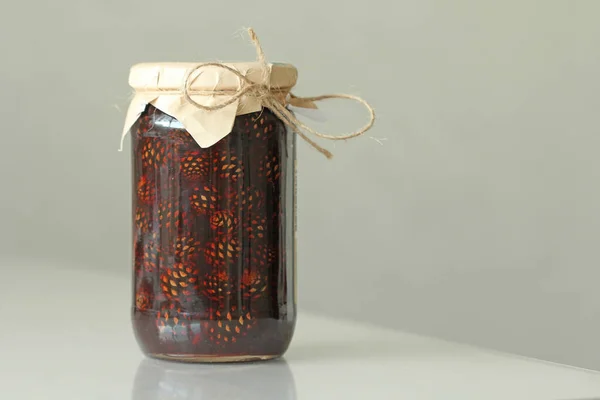 Marmellata in un vaso di vetro di pigne — Foto Stock