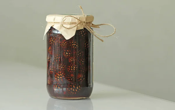 Jam в склобанку із соснових шишок — стокове фото