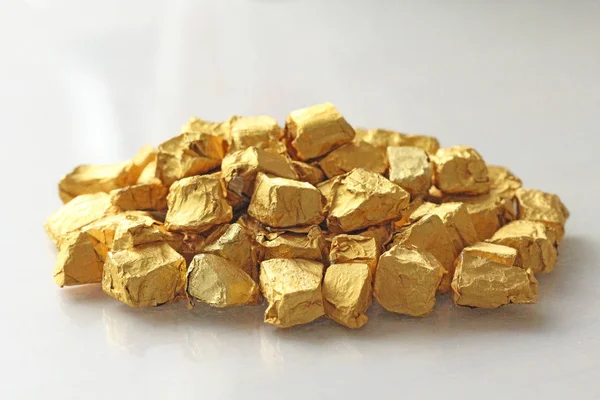Wlewki lub Nuggets czystego złota. Złoty liść. Żywica herbaty Puer — Zdjęcie stockowe