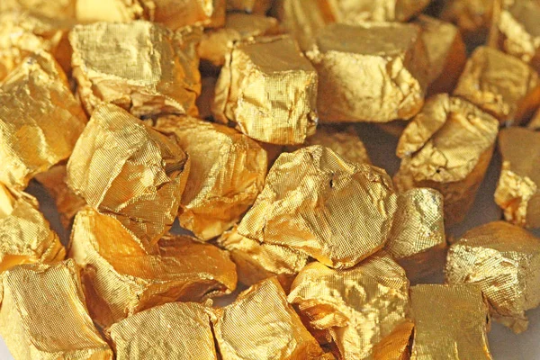 Fondo dorado. Ingots or Nuggets of Pure Gold. Hoja de oro. Te... —  Fotos de Stock